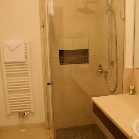 Hotel Kh Mit Restaurant 4*